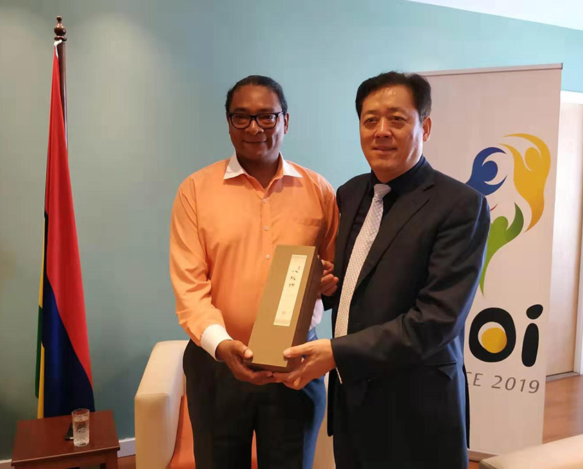 麗彬文化園文創(chuàng)“八段錦”卷軸作為禮品贈送毛里求斯體育部部長